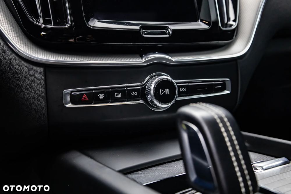 Volvo XC 60 T8 Plug-In Hybrid AWD R-Design - 17