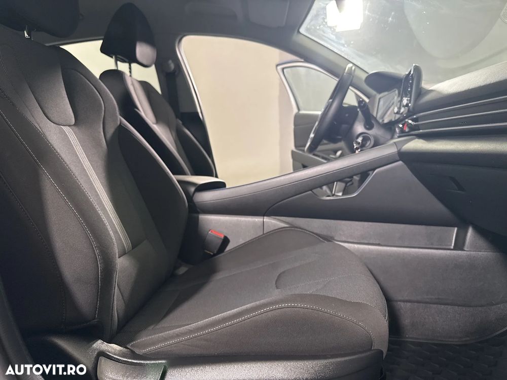 Hyundai Elantra - 12
