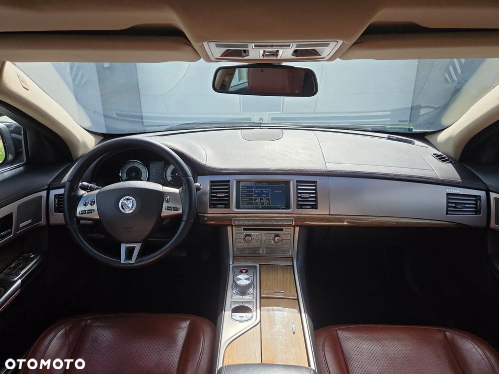 Jaguar XF 4.2 Super V8 - 11