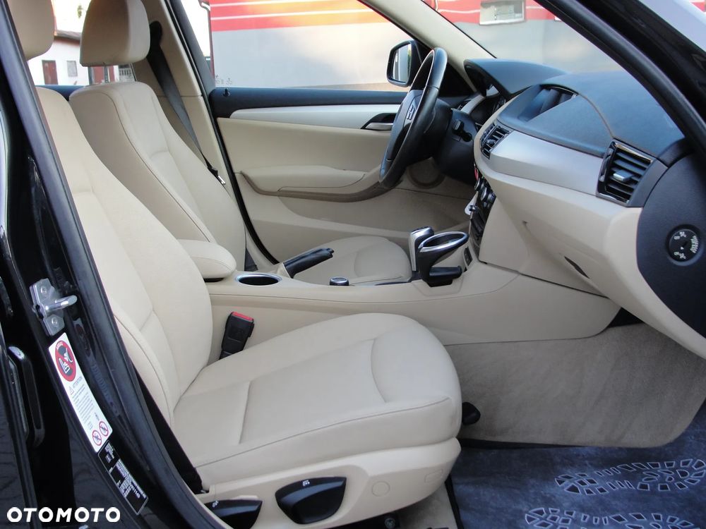 BMW X1 sDrive18d xLine - 32