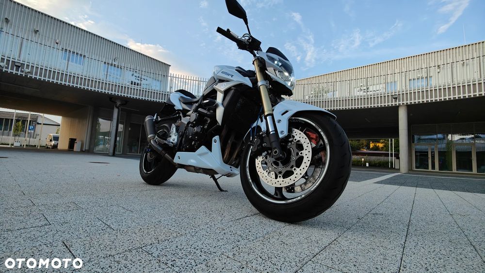 Suzuki GSR - 23