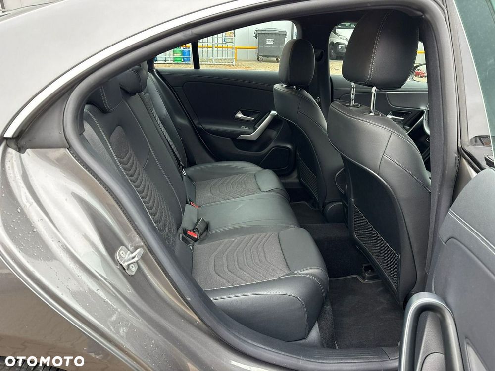Mercedes-Benz CLA 180 7G-DCT - 17