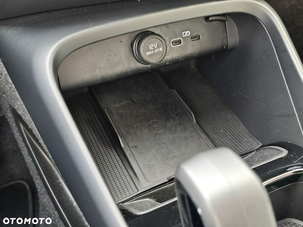 Volvo XC 40 B4 Plus Dark - 17