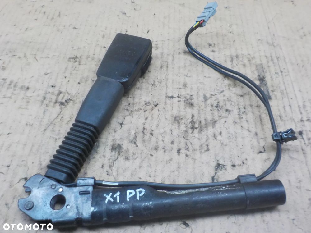 BMW X1 E84 NAPINACZ PASA PRAWY PRZÓD - 1