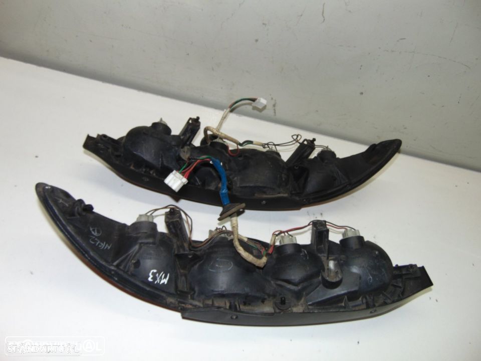 Mazda MX3 - farolins de trás - 4