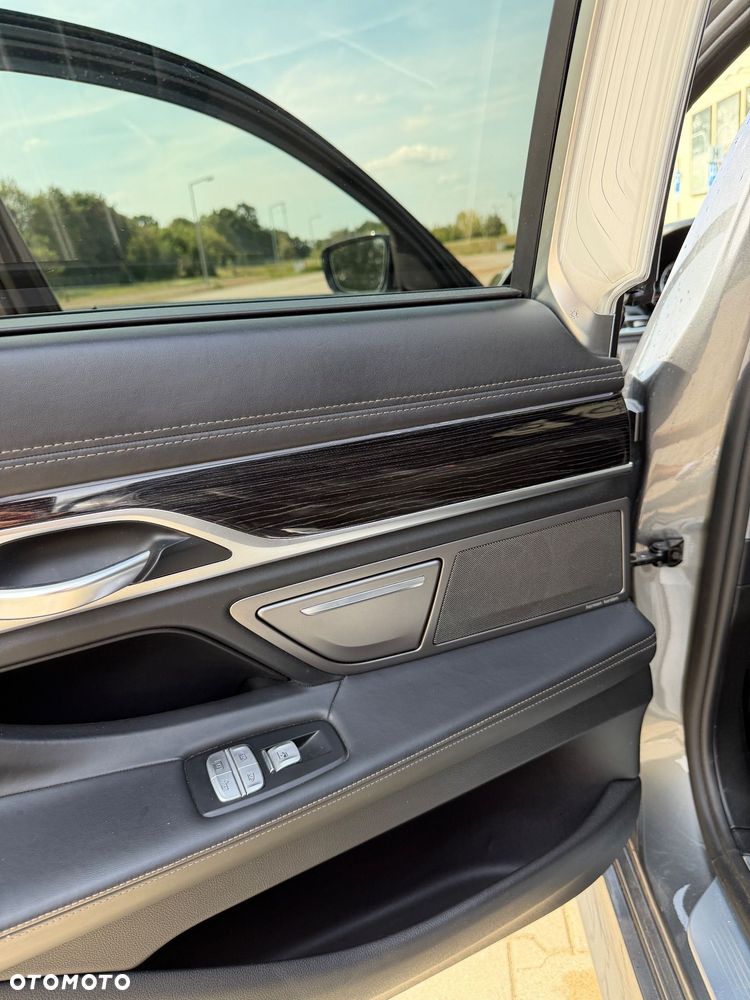 BMW Seria 7 750Li xDrive - 17