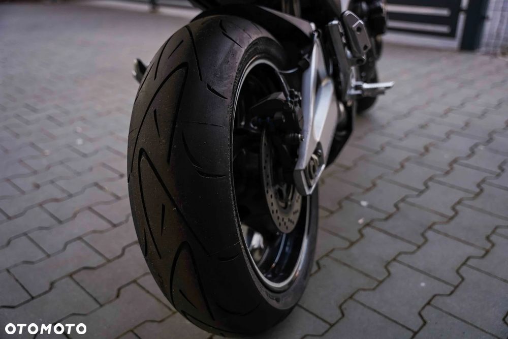 Suzuki GSR - 29
