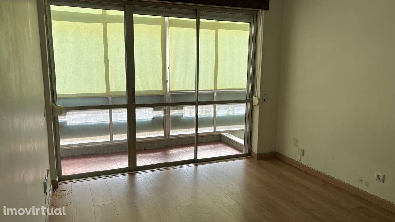 Apartamento T1 na Rua Portugal Durão, 5 (Bairro do Rego) - Grande imagem: 2/21