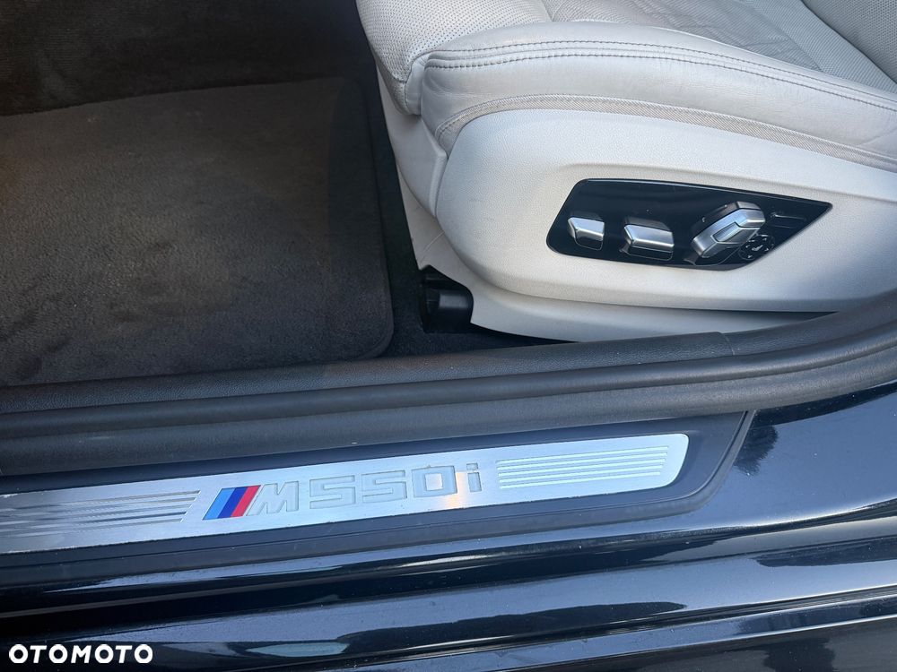 BMW Seria 5 M550i xDrive - 22