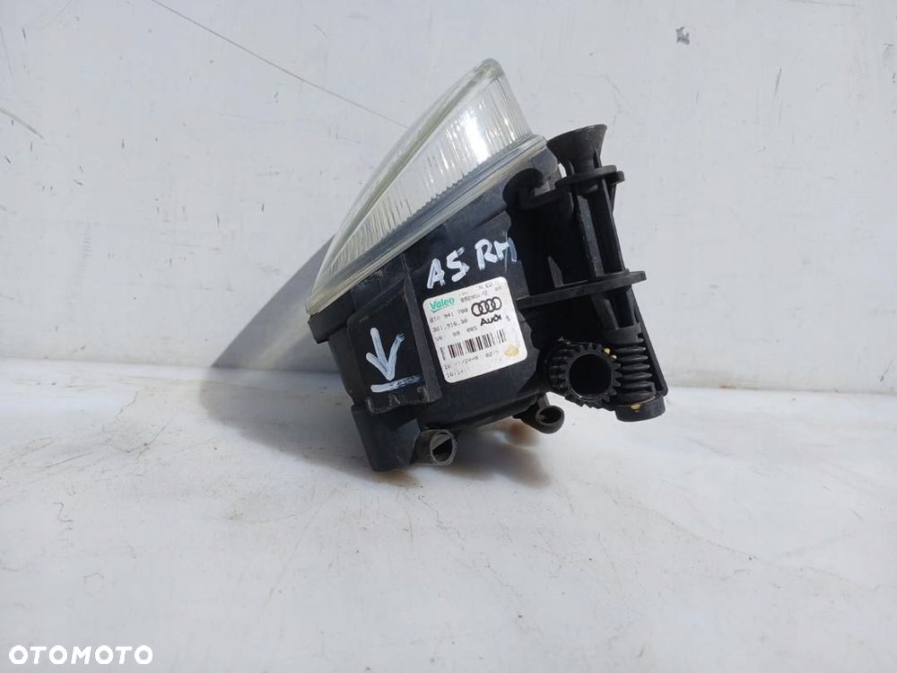 HALOGEN LAMPA PRZECIWMGIELNA PRAWA AUDI A5 A4 B8 8T0941700 - 2