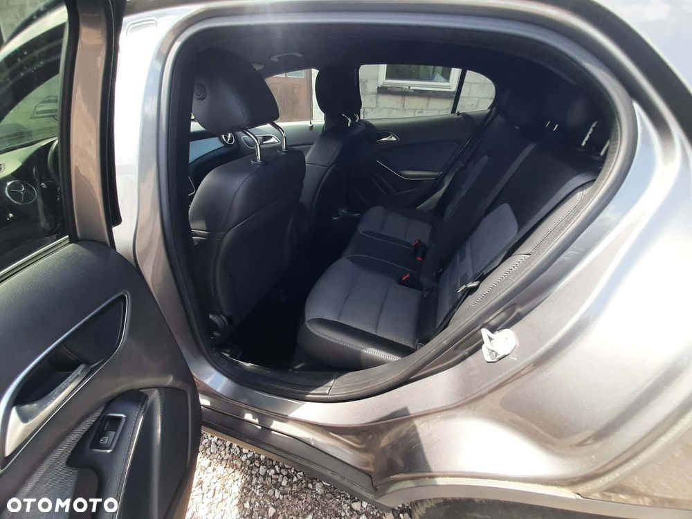 Mercedes-Benz GLA 180 d Urban - 13
