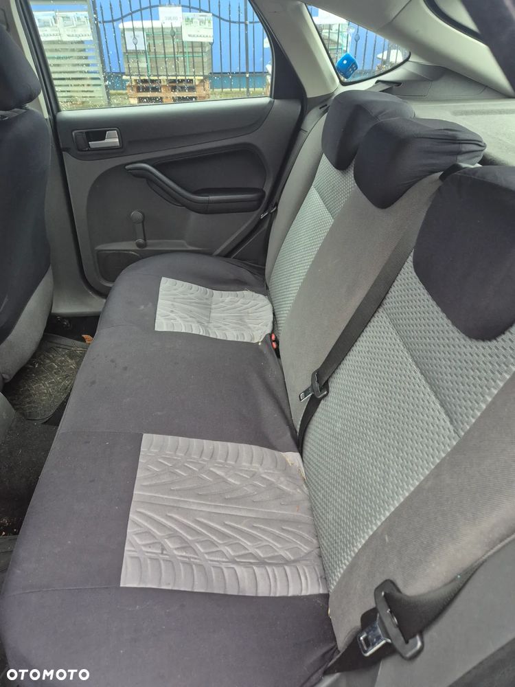 Ford Focus 1.6 TDCi Ambiente DPF - 8