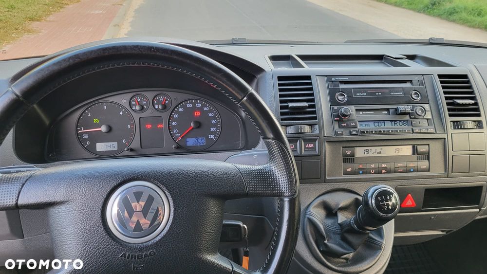 Volkswagen Caravelle - 9