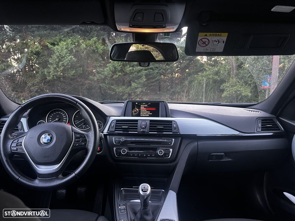 BMW 318 d Line Sport — fotografia 3