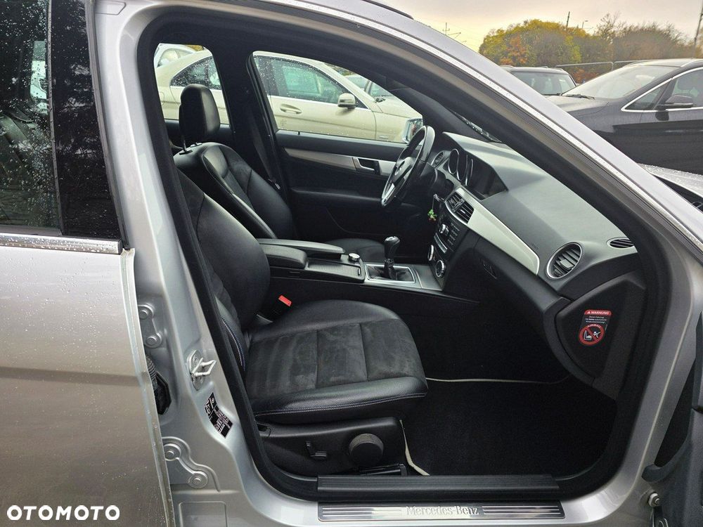 Mercedes-Benz Klasa C 180 T Edition - 22