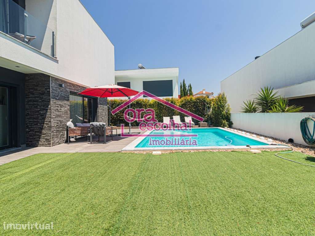 Moradia Isolada T4 com PISCINA e GARAGEM na Charneca da Caparica! - Grande imagem: 3/33