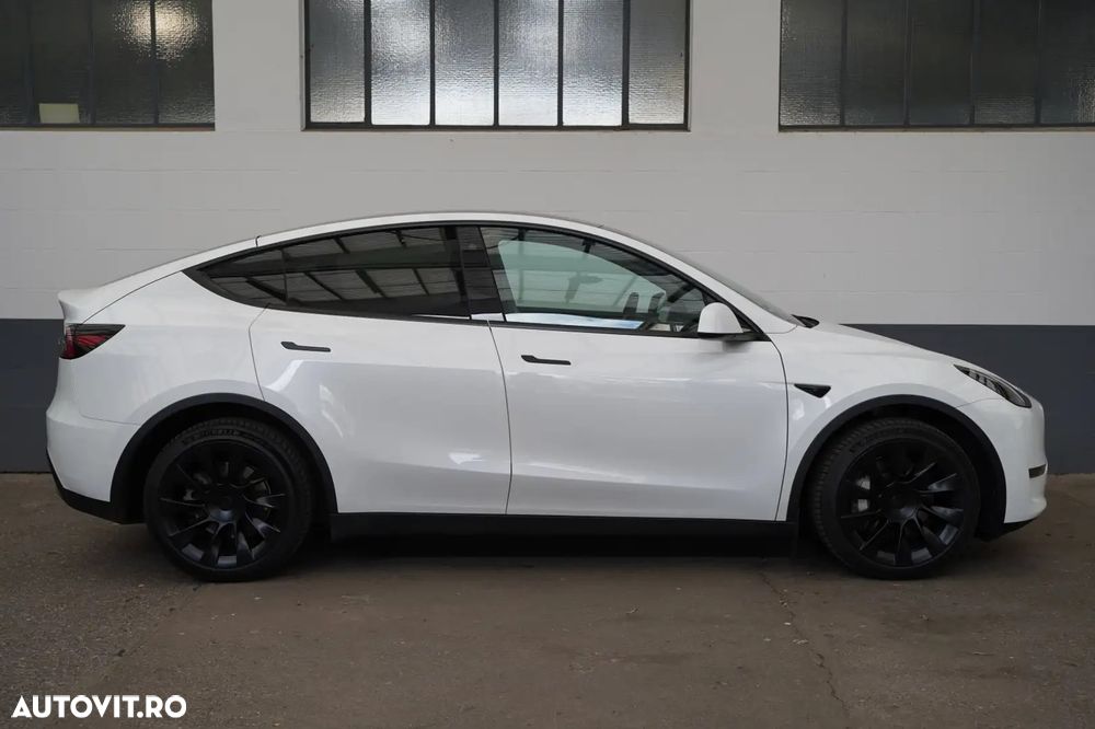 Tesla Model Y Long Range Dual Motor AWD - 3