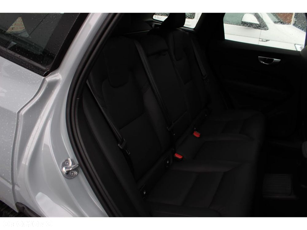 Volvo XC 60 B5 B AWD Plus Dark - 17