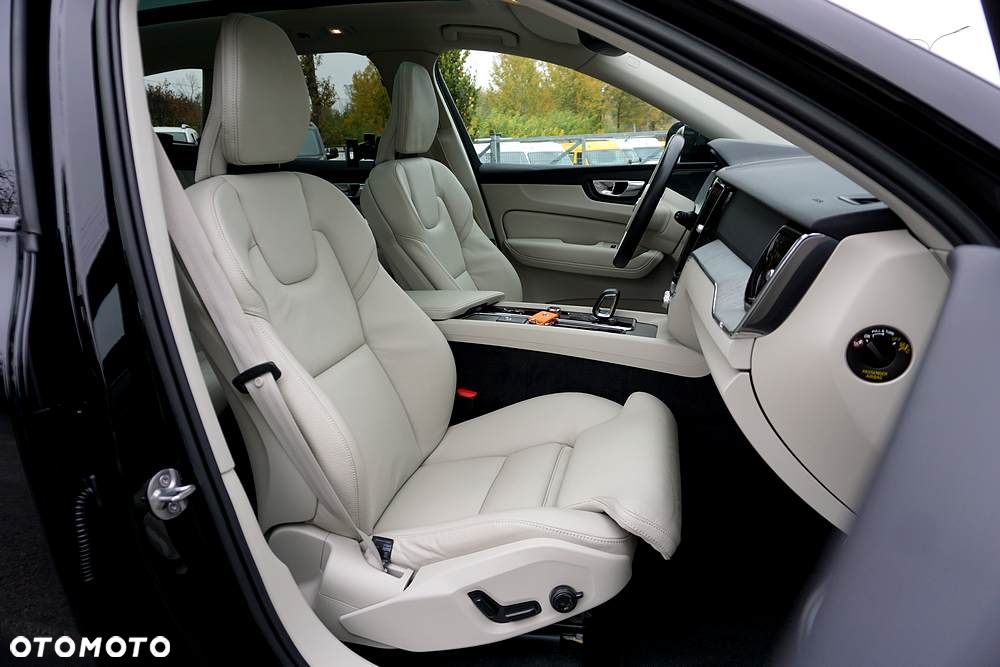 Volvo XC 60 B4 D Plus Dark - 29