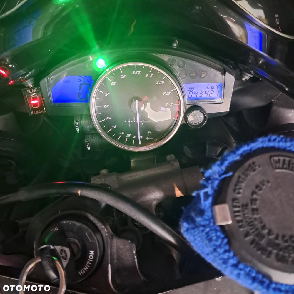Yamaha R1 - 6