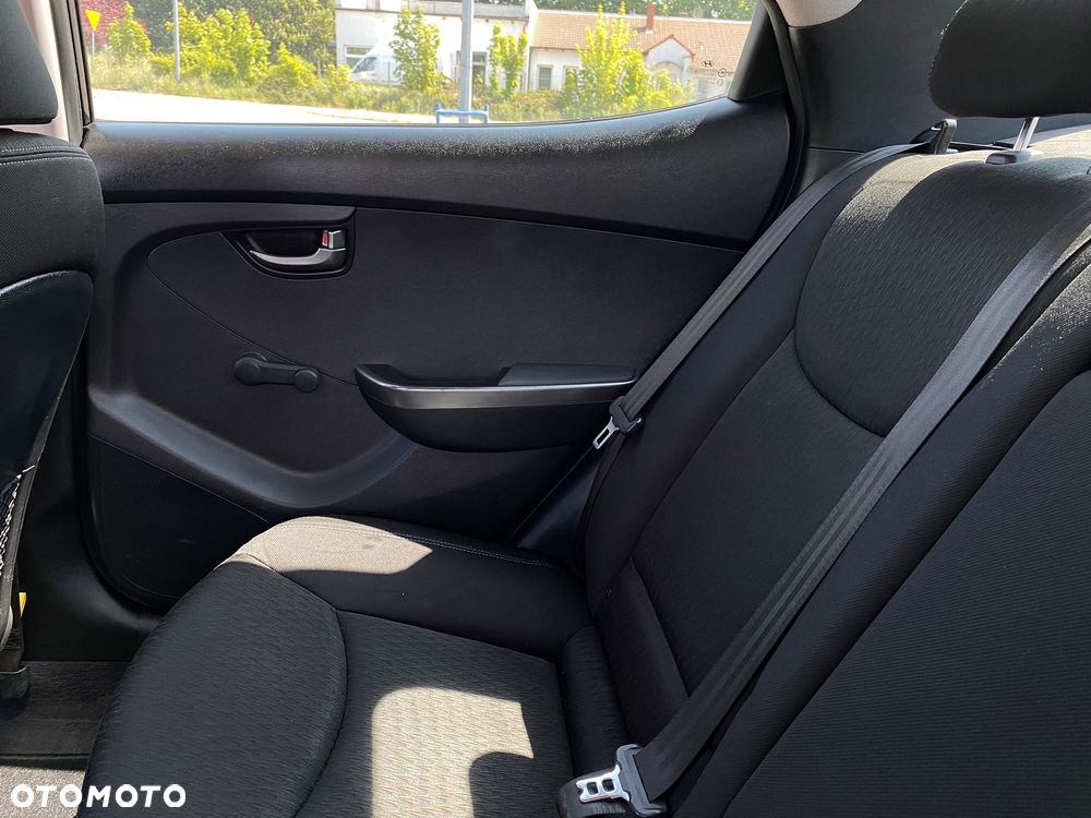 Hyundai Elantra 1.6 Classic + - 18