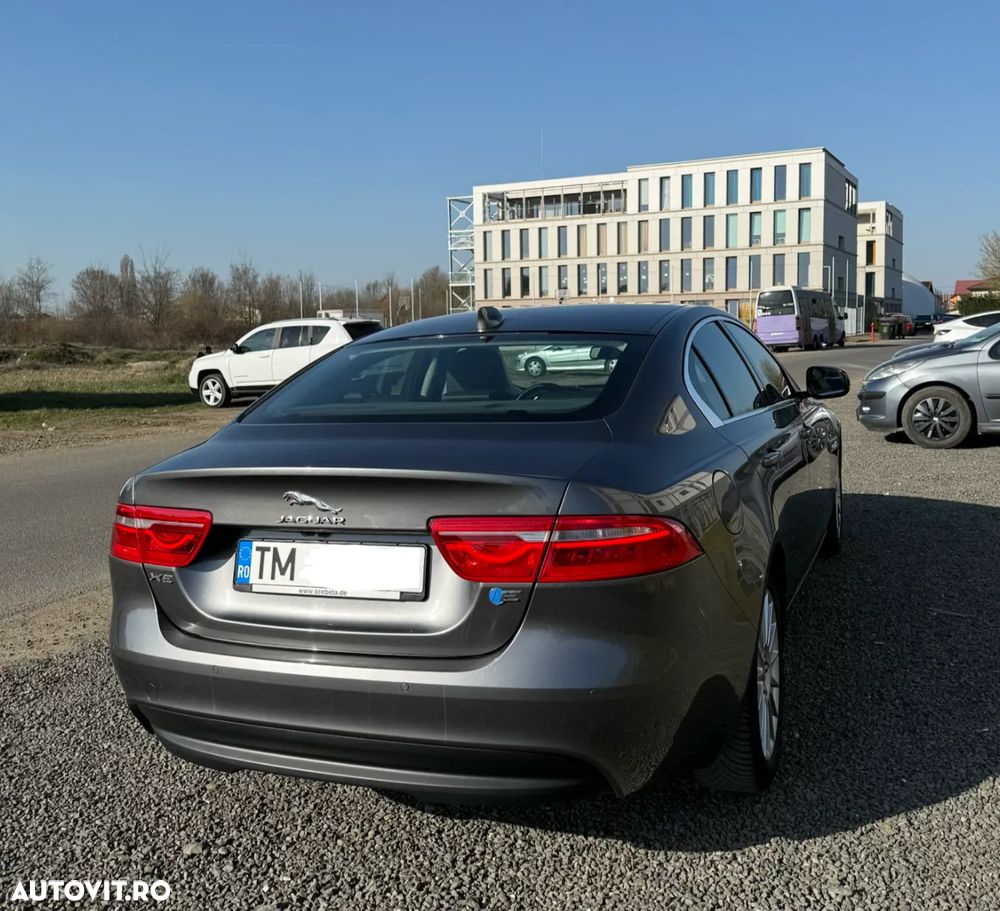 Jaguar XE 2.0 Prestige - 3