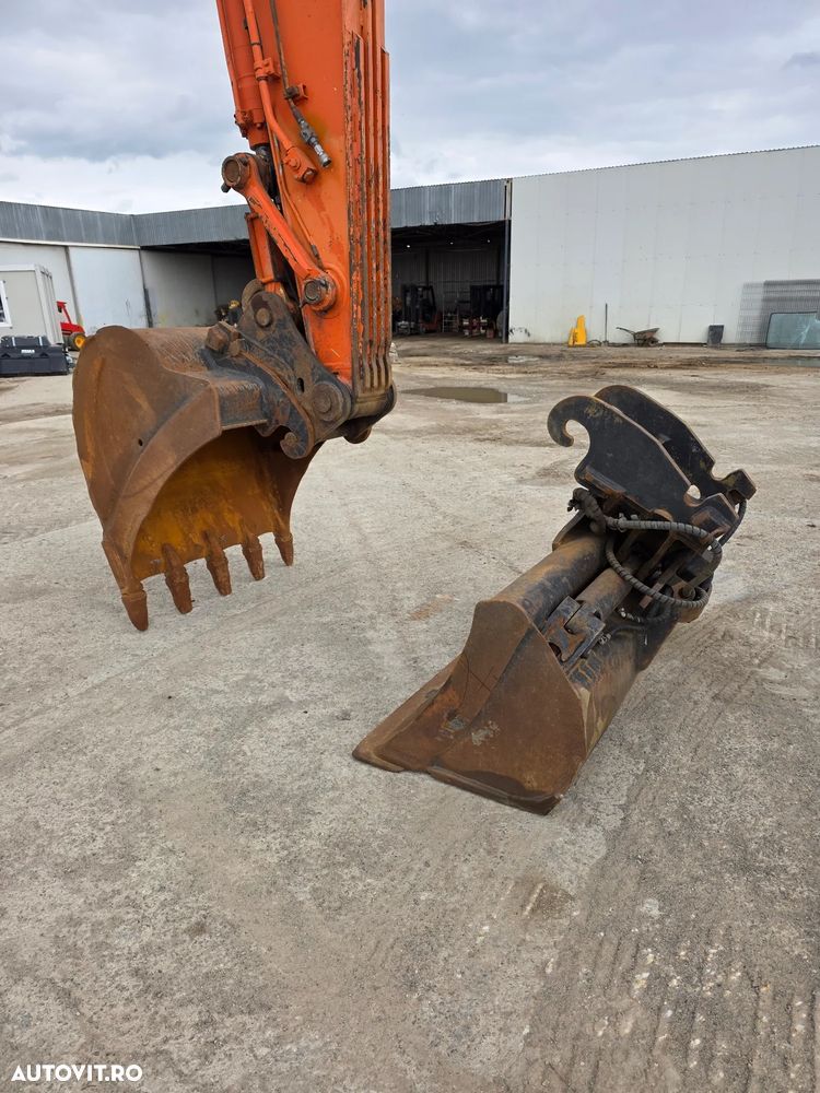 Hitachi ZX 210 LC excavator pe senile compact deporte. - 2