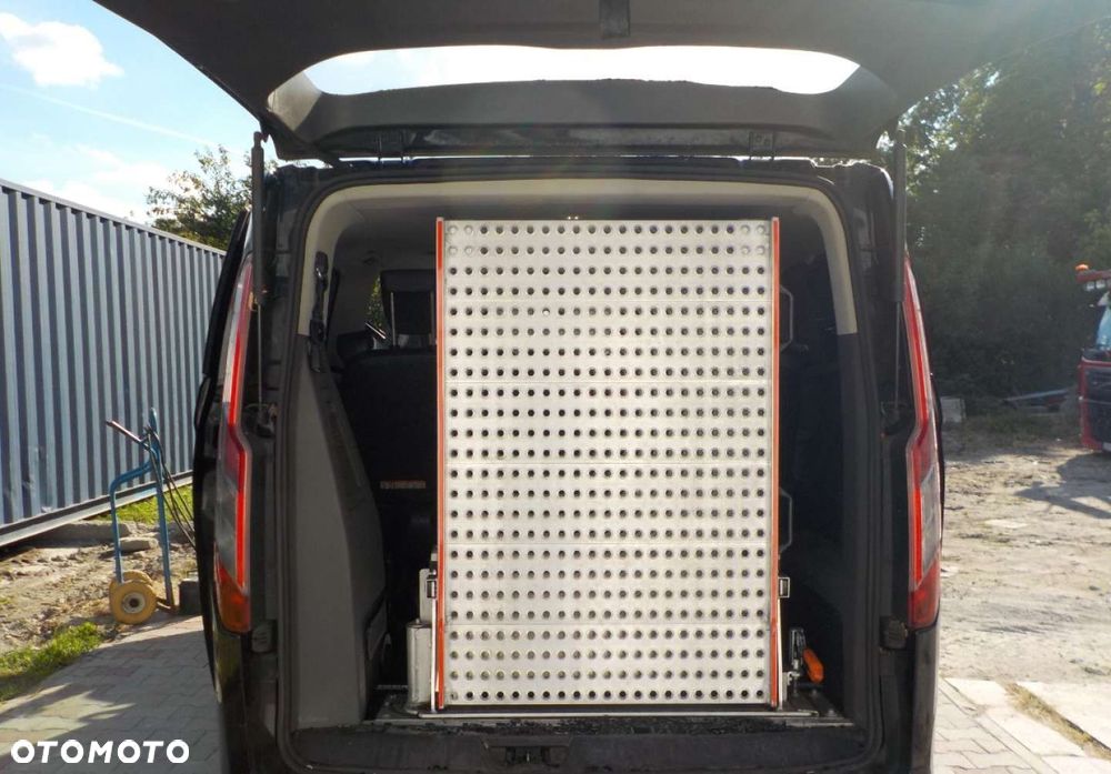 Ford Tourneo Custom - 33