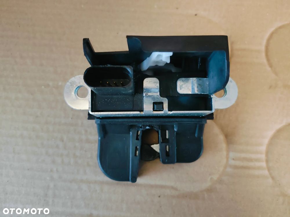 VW POLO 6R 09- ZAMEK KLAPY BAGAŻNIKA 4-PIN - 4