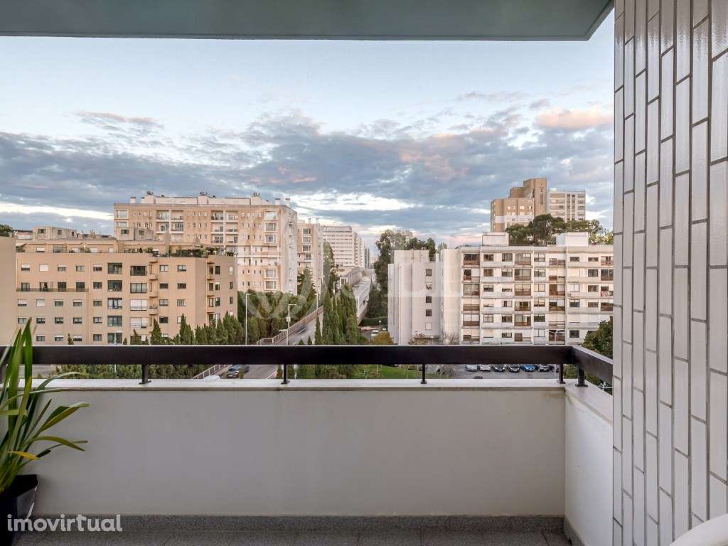 Apartamento T3+1 com garagem no Pinheiro Manso, Porto - Grande imagem: 2/28