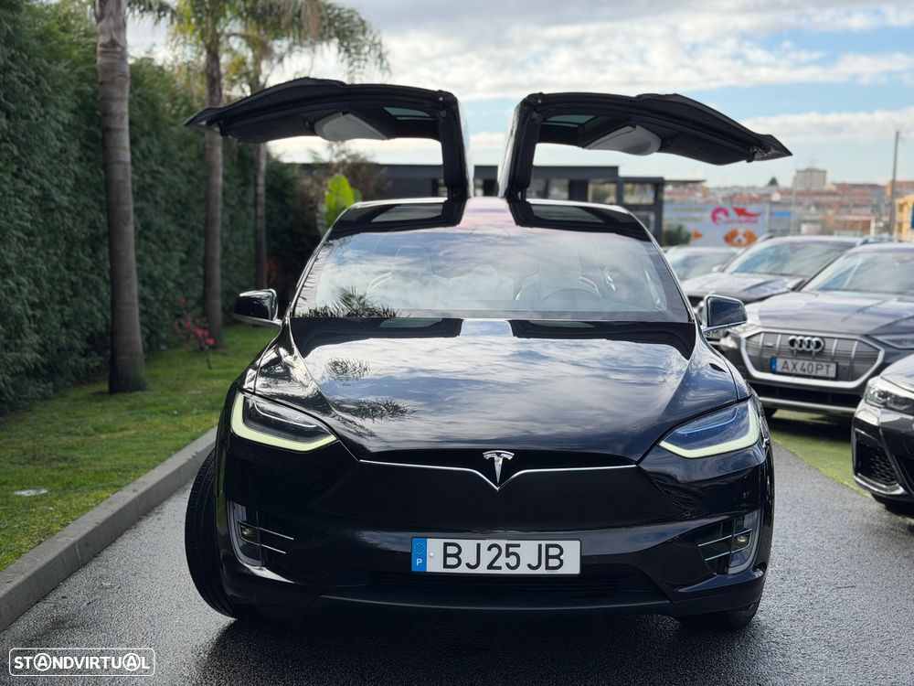 Tesla Model X - 12
