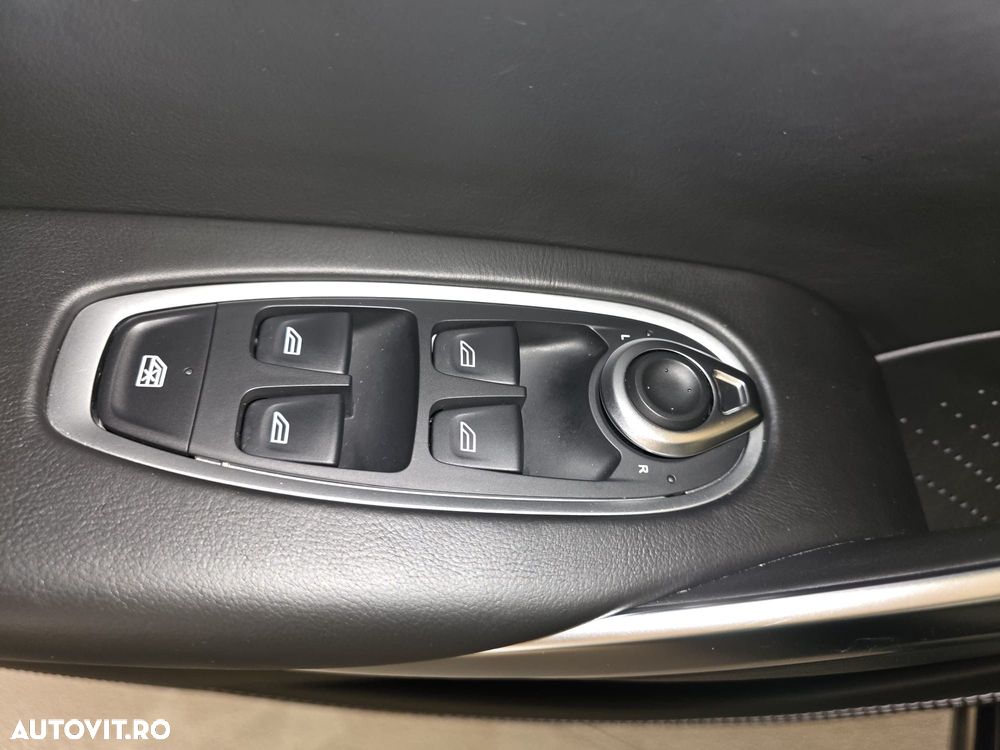 Aston Martin DBX - 30