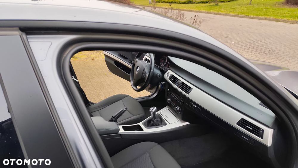 BMW Seria 3 318d DPF Edition Sport - 37