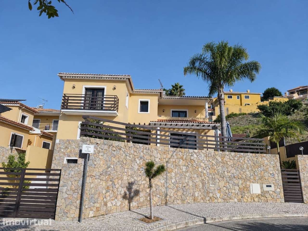 Moradia T4 Isolada com Piscina, Ginásio e Vista Panorâmica – Vila Fran - Grande imagem: 2/37