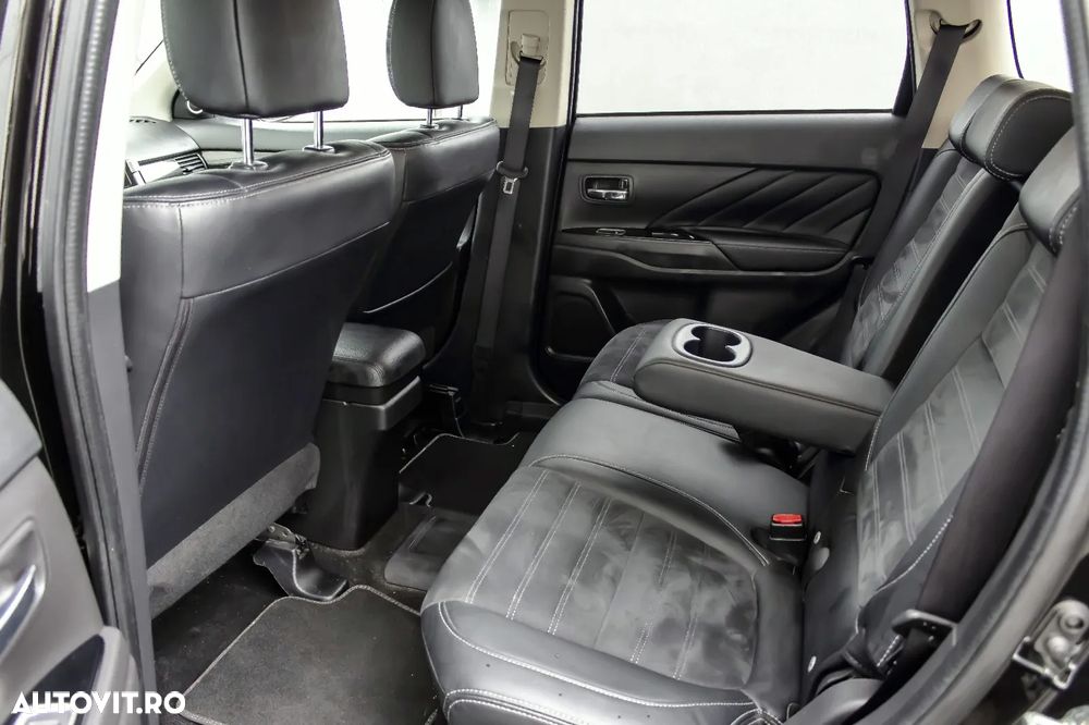 Mitsubishi Outlander 2.0 4WD Plug-In Hybrid Top - 13