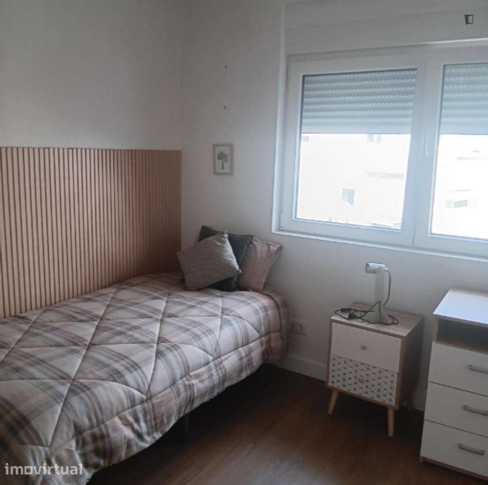 Quarto - localizado em Paranhos Porto - Grande imagem: 2/21