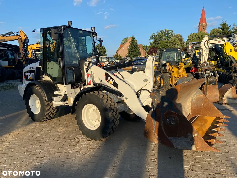 Caterpillar CAT 908M, 2020 ROK, 3500 MTH, ŁYŻKA OTWIERANA + WIDŁY, z NIEMIEC, - 2