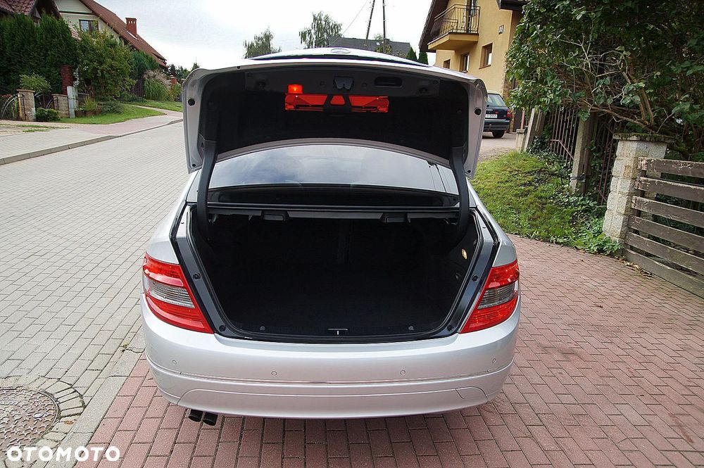 Mercedes-Benz Klasa C 180 CGI BlueEff Avantgarde - 25