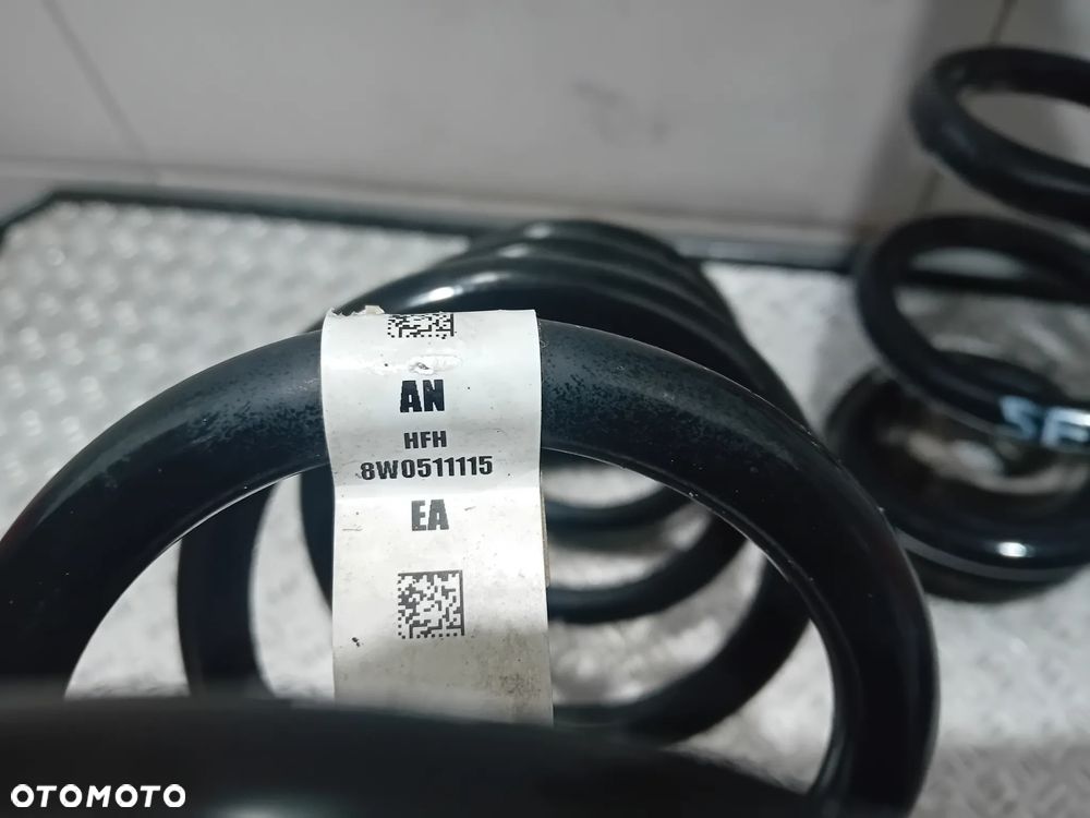 sprężyny tył komplet Audi A4 B9 sedan kombi 2017 8W0511115 - 2