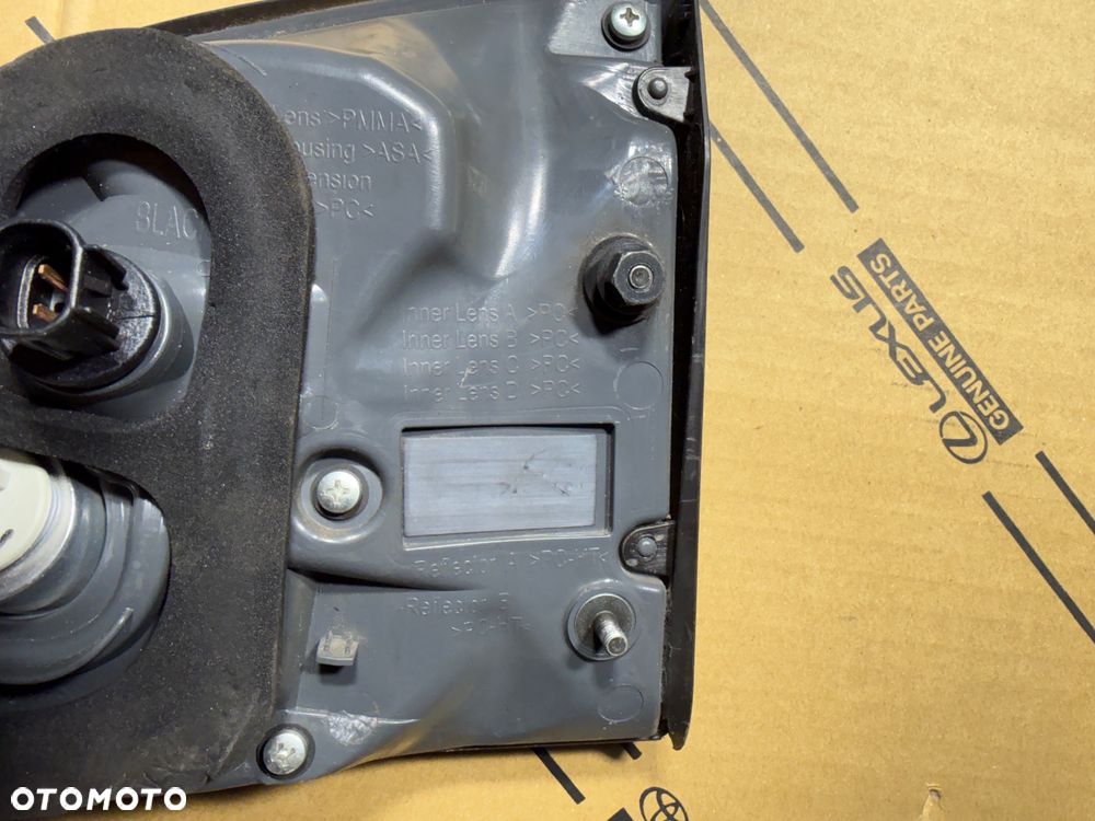 Lampa tylna lewa w klapę bagażnika Lexus RX450h Lift 12-15r. - 3