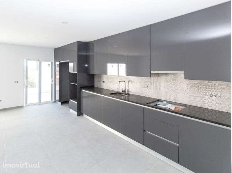 Moradia T3, Elegância, Conforto e Localização Privilegiada no Algarve - Grande imagem: 2/7