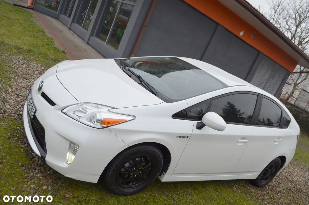 Toyota Prius (Hybrid) - 3