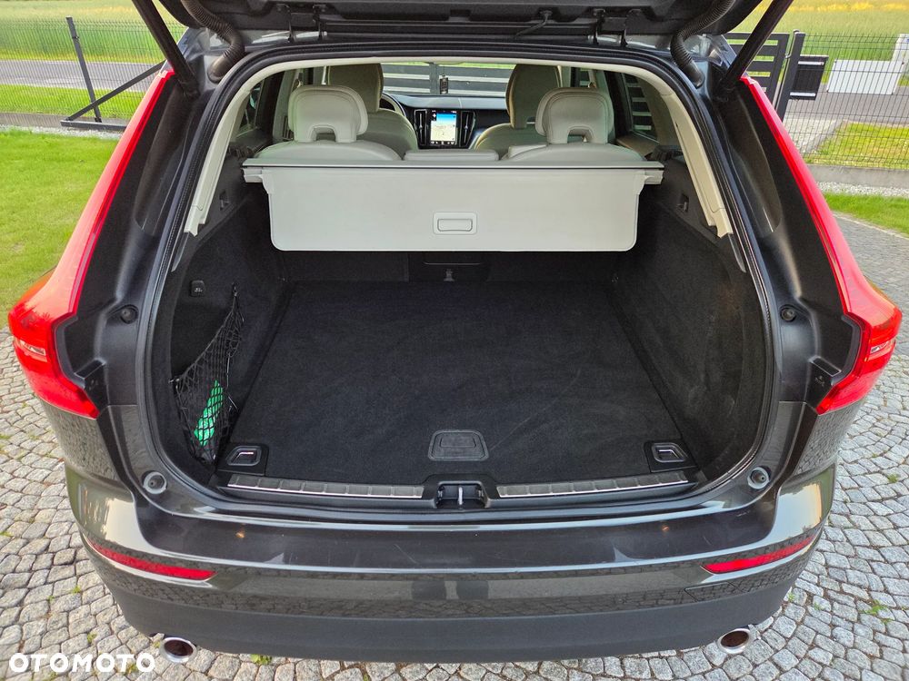 Volvo XC 60 B4 D AWD Momentum Pro - 33