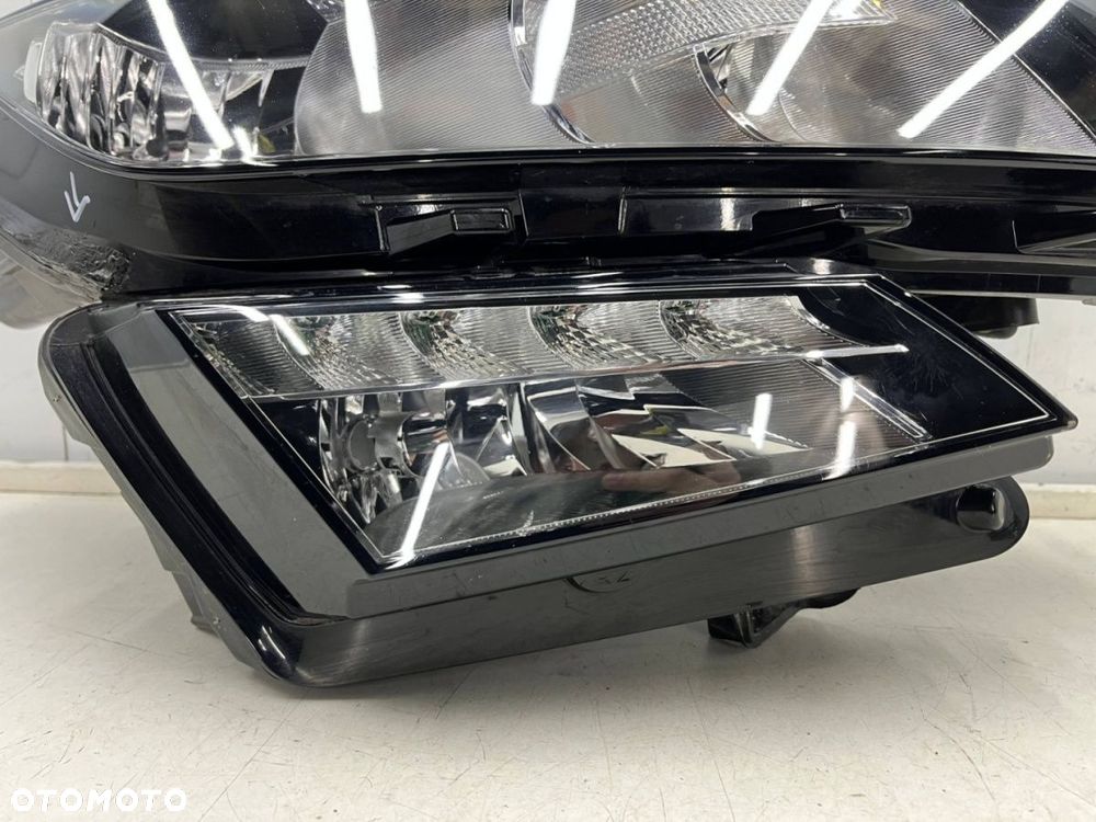Lampa reflektor Skoda Kodiaq I 16-19r. PRAWA przednia zwykła na żarówki pasek DRL LED prawy przód Eu - 7