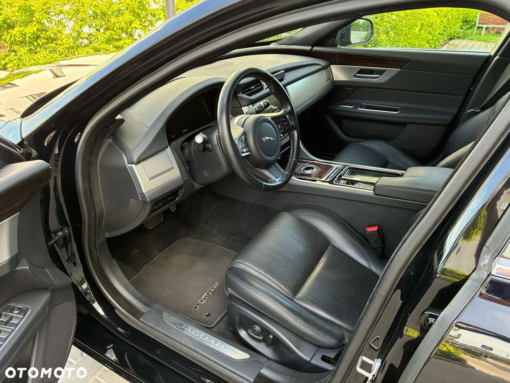 Jaguar XF 20t Prestige - 14