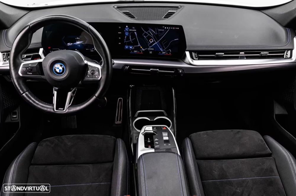 BMW iX1 xDrive30 M Sport Pack - 4