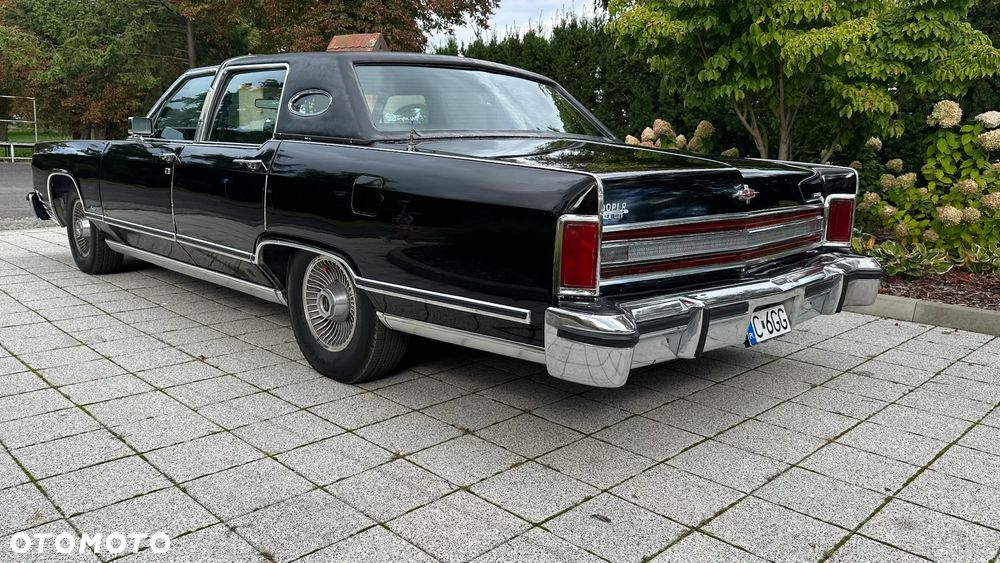 Lincoln Town Car - 7