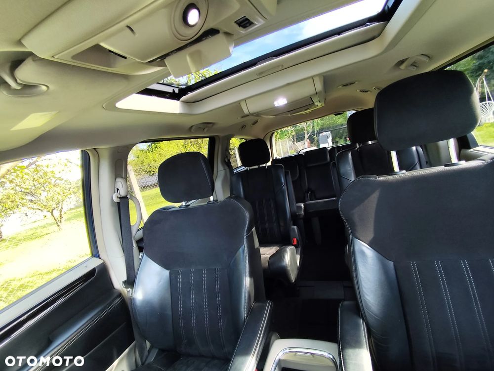 Chrysler Town & Country 3.6 Limited - 28