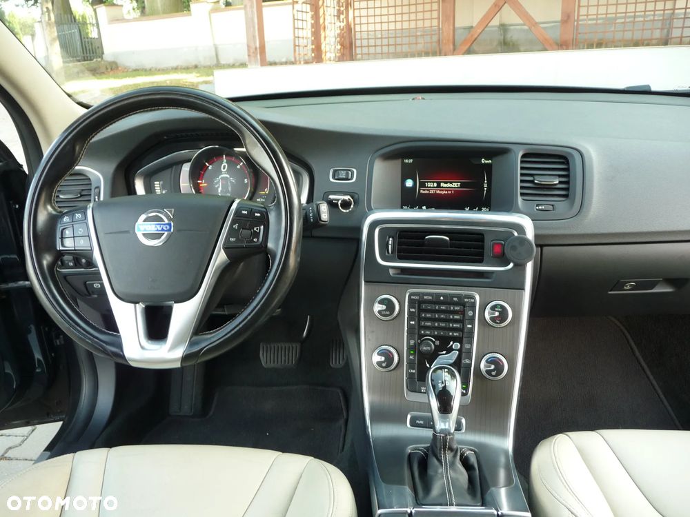 Volvo V60 D6 AWD Plug-in Hybrid Momentum - 17