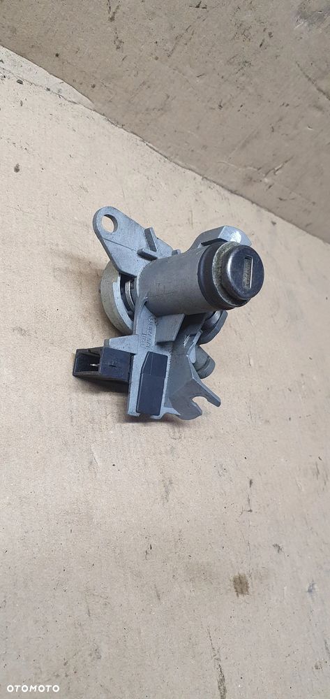 Wkładka zamka klapy bagażnika Audi A6 C6 8E0827573 - 2